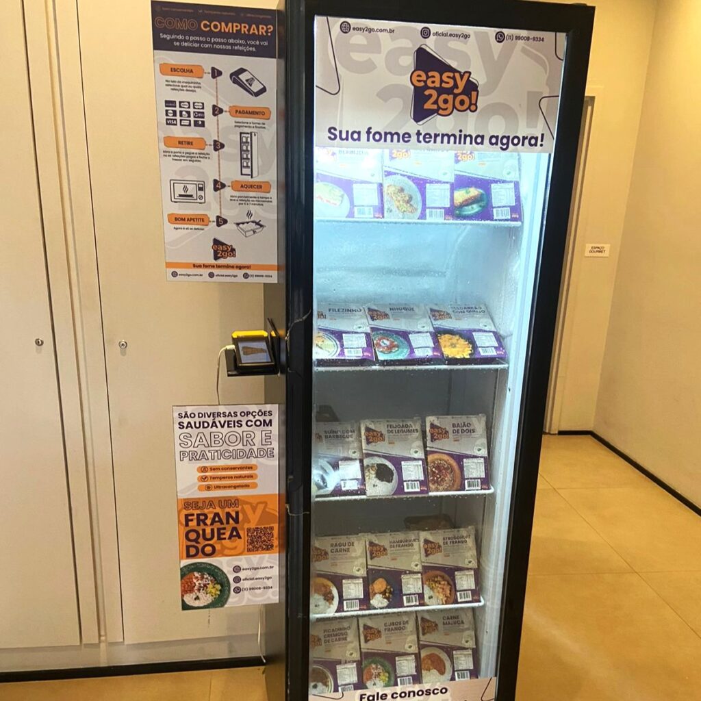 Geladeira da Easy to Go abastecida com marmitas prontas em um ponto de autoatendimento