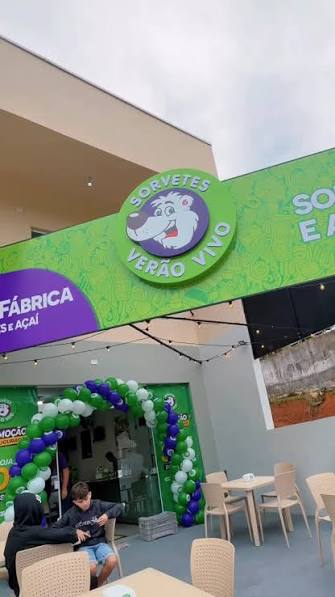 Fachada de uma loja da rede Sorvetes Verão Vivo em dia de inauguração