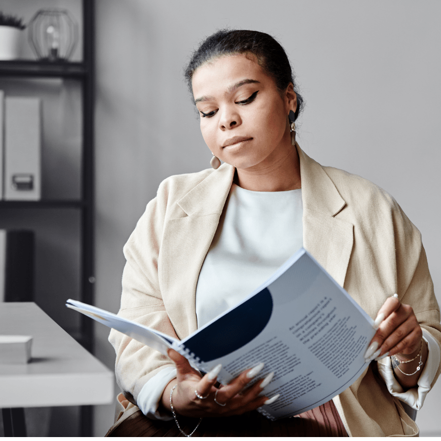 especialista em formatação de rede lendo um manual de franquia